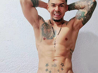 Screen Shot of Musclesexyboy1